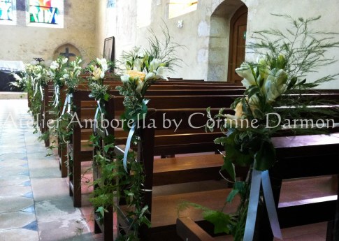 bouquets décorants les bancs de l'église